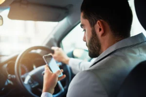 California's Cell Phone While Driving Laws|Is It Illegal to Drive With Headphones in California?